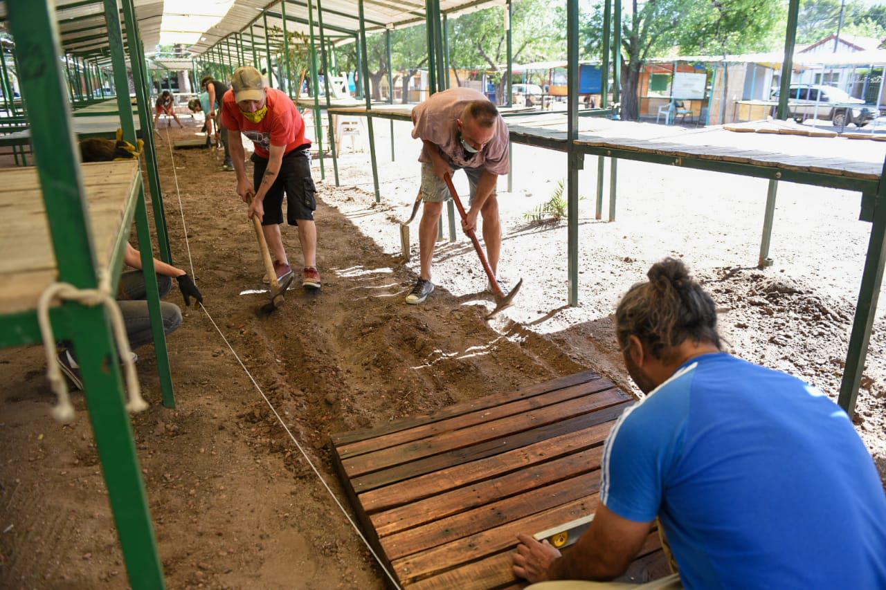 TRABAJO CONJUNTO ENTRE LA FERIA DE ARTESANOS DEL URITORCO Y LA MUNICIPALIDAD PARA EMBELLECER EL PASEO