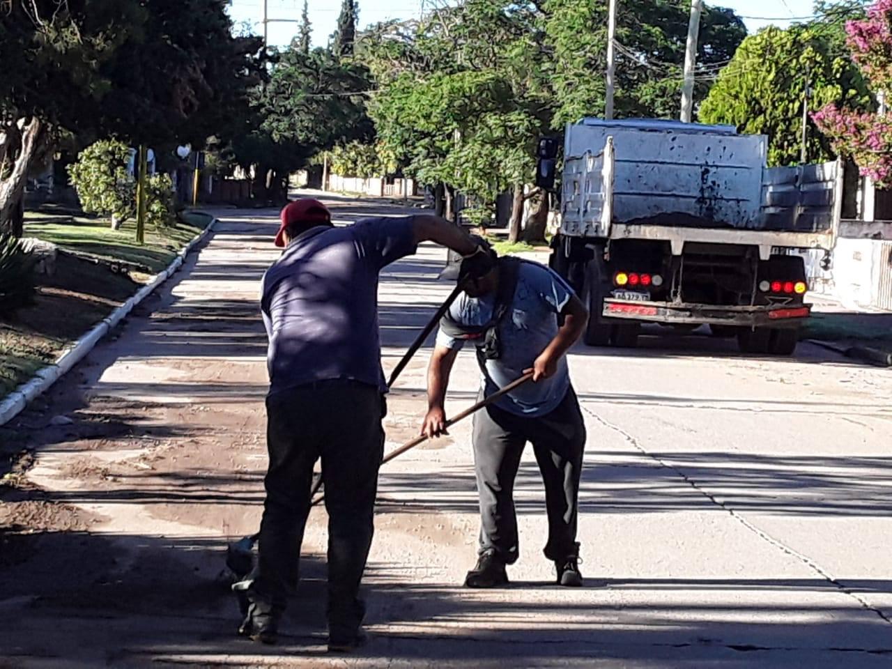 OBRAS PBLICAS LIMPIA Y REPARA LAS CALLES AFECTADAS 