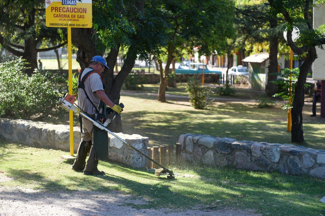 OBRAS PBLICAS: LIMPIEZA Y DESMALEZADO EN LA ENTRADA PRINCIPAL DE CAPILLA DEL MONTE