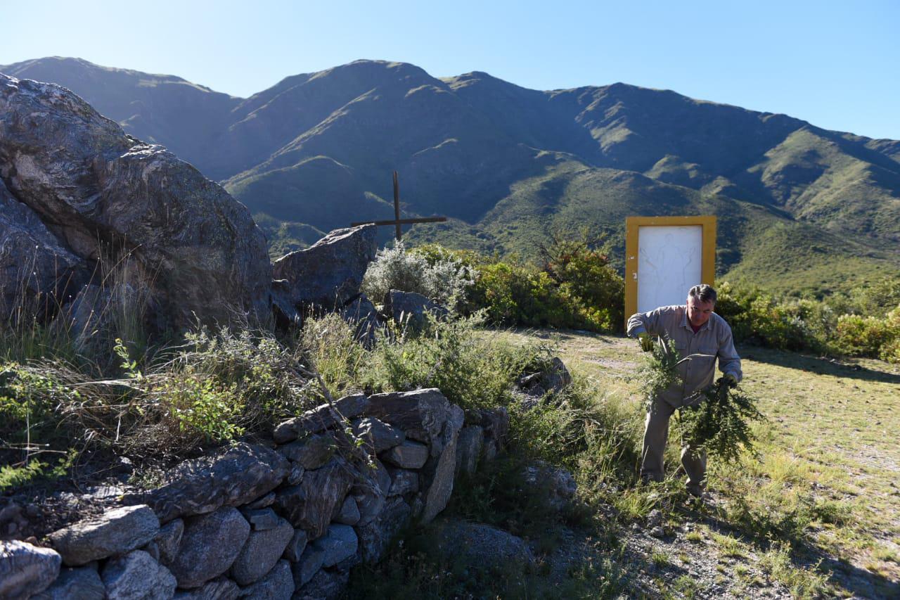 Obras Pblicas: limpieza y desmalezado del trayecto del Va Crucis en el cerro Las Gemelas