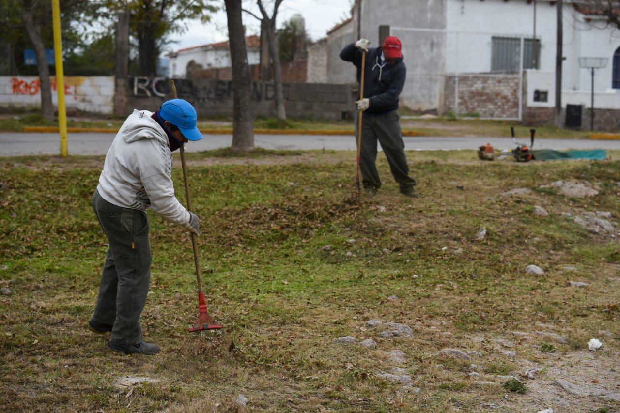 Obras Pblicas: limpieza y desmalezado en barrio Centro