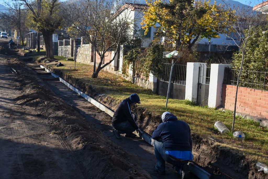 OBRAS PBLICAS: AVANZAN LAS OBRAS DE CORDN CUNETA EN BALUMBA