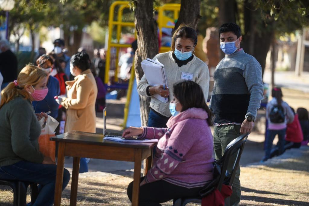 EL MUNICIPIO ESTUVO PRESENTE EN BARRIO BALUMBA INSCRIBIENDO A LOS VECINOS PARA VACUNACIONES, CIUDADANO DIGITAL Y TRMITES DE ANSES