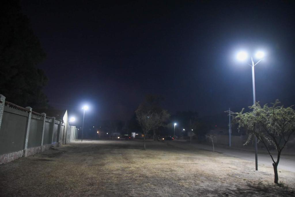 OBRAS PBLICAS: COLOCAN NUEVAS LUMINARIAS EN PLAZA O. RIVERO DE BARRIO ARGENTINO