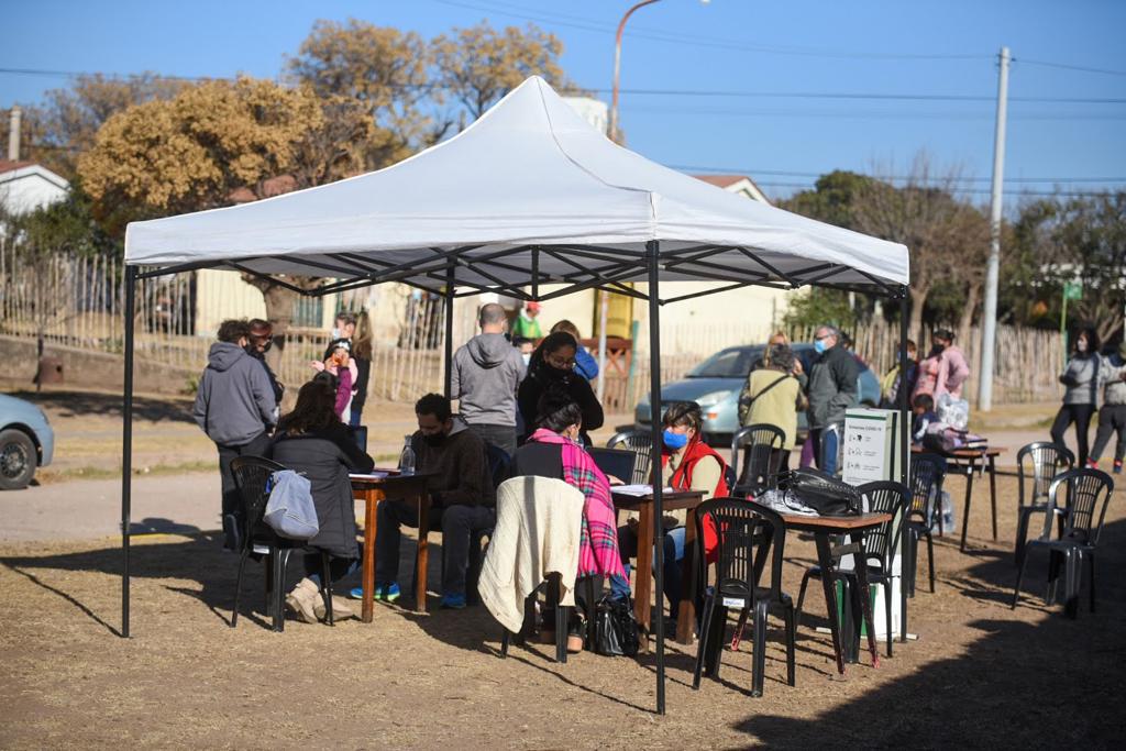 POLTICAS SOCIALES EL MUNICIPIO ESTUVO PRESENTE EN BARRIO ARGENTINO INSCRIBIENDO A LOS VECINOS PARA VACUNACIONES, CIUDADANO DIGITAL Y TRMITES DE ANSES