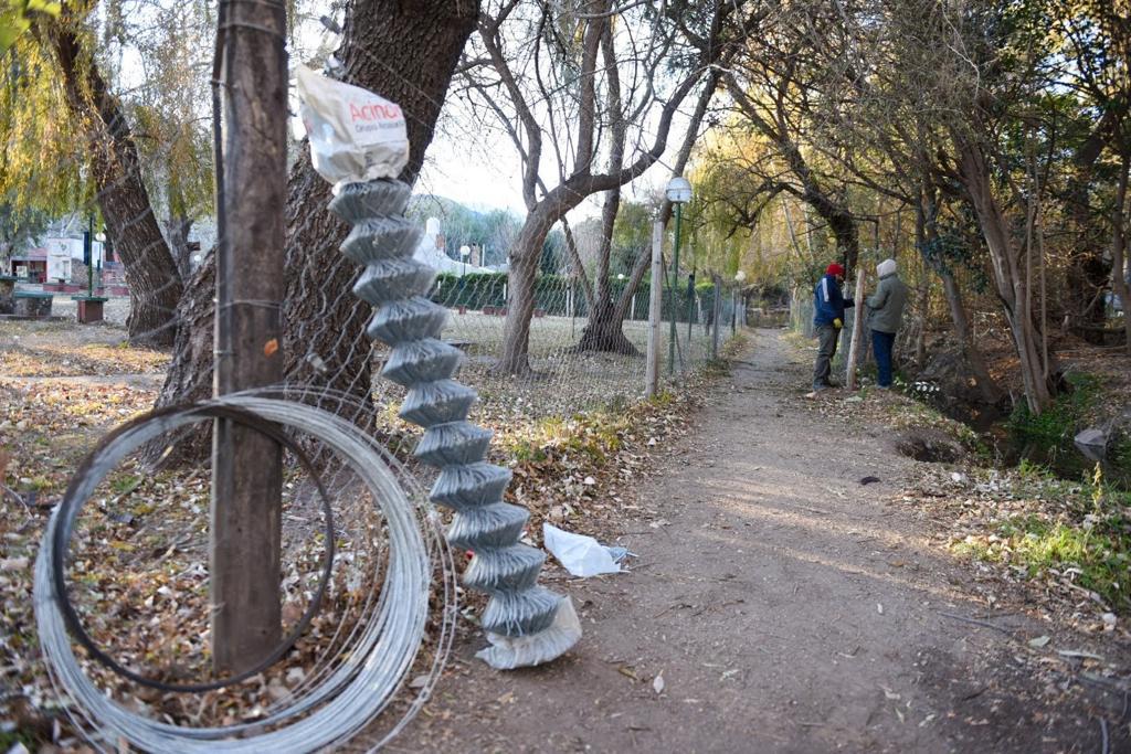 EL MUNICIPIO TRABAJA EN EL MANTENIMIENTO DIARIO, LIMPIEZA Y DESMALEZADO EN DIFERENTES PUNTOS DE LA LOCALIDAD.