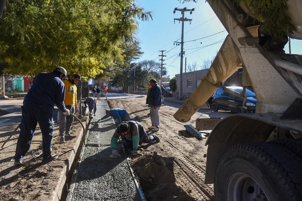 PLAN INTEGRAL DE REPARACIN DE CALLES: AVANZA EL CORDON CUNETA EN BARRIO LAS FLORES