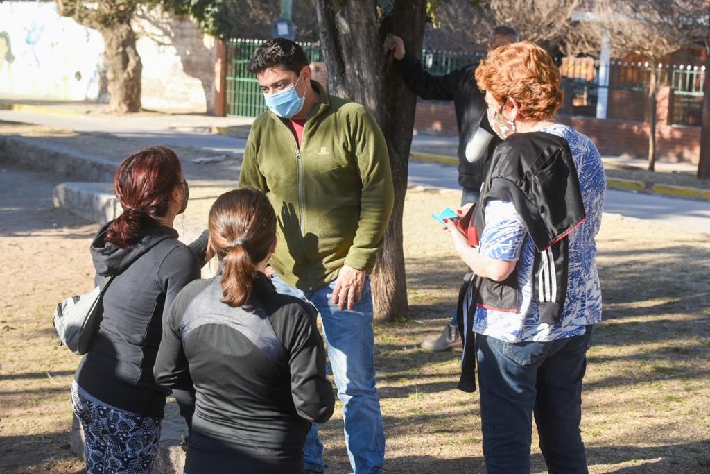 INTENDENTE Y MUNICIPIO ASISTIERON A VECINOS EN BARRIO BALUMBA EN TRMITES, TURNOS Y RECLAMOS