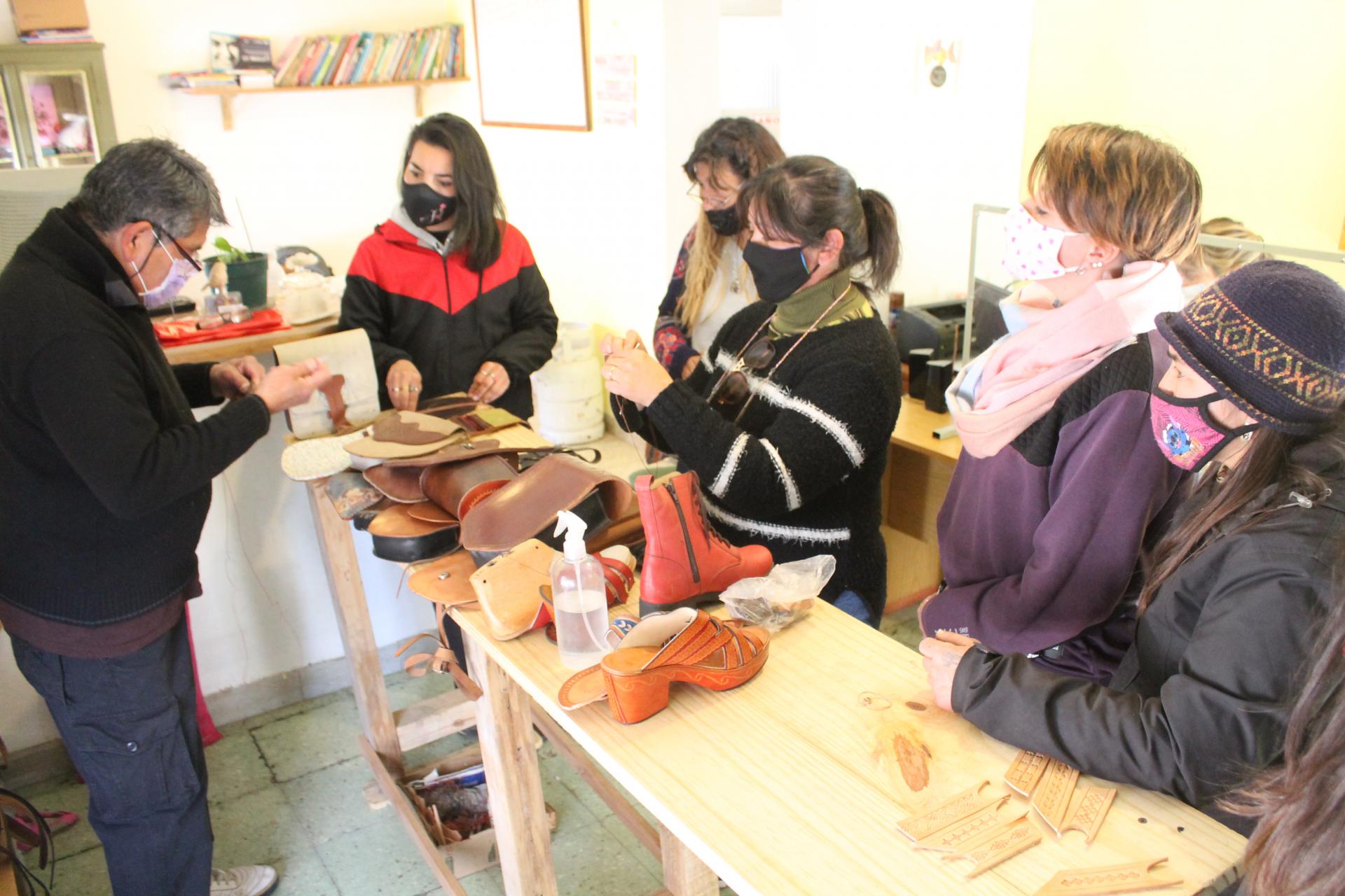 HOY POR MI: COMENZARON LAS CLASES GRATUITAS DE ARTESANAS EN CUERO PARA MUJERES