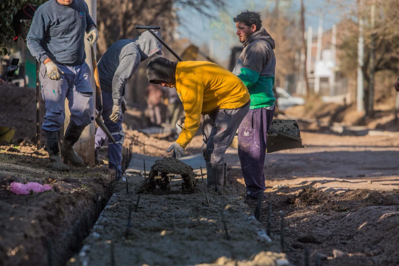 CONTINA LA OBRA DE CORDN CUNETA EN BARRIO LAS FLORES