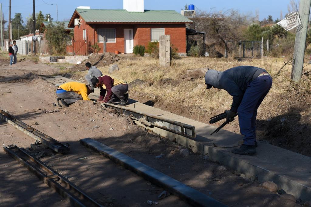 CONTINA LA OBRA DE CORDN CUNETA EN BARRIO LAS FLORES