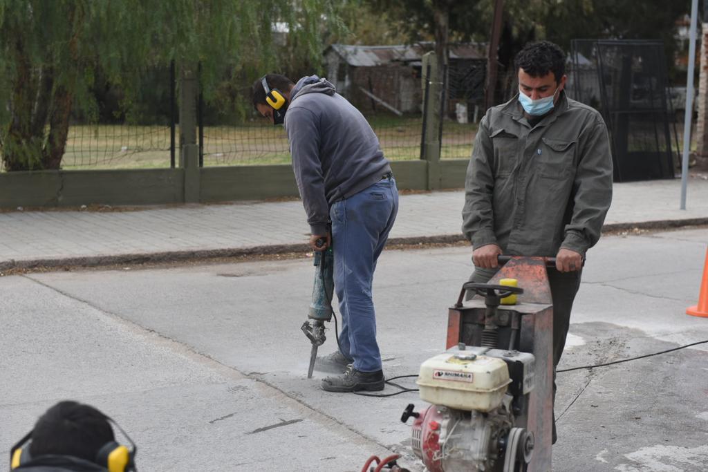 AVANZA LA OBRA DE CORDN CUNETA EN BARRIO LAS FLORES Y CONTINA EL HORMIGONADO EN AV. PUEYRREDN