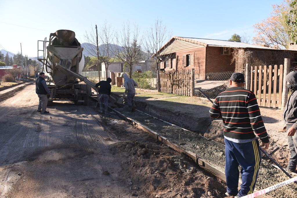 TRABAJO DE HORMIGONADO SOBRE LA CALLE FIGUEROA ALCORTA