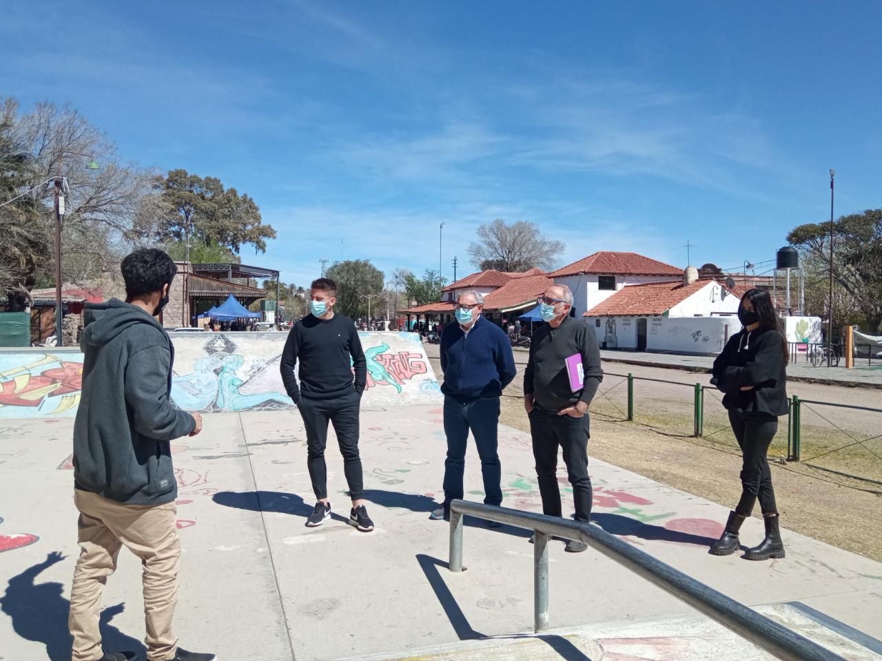 EL MUNICIPIO SE RENE CON REFERENTES SKATERS PARA PONER EN VALOR EL SKATE PARK