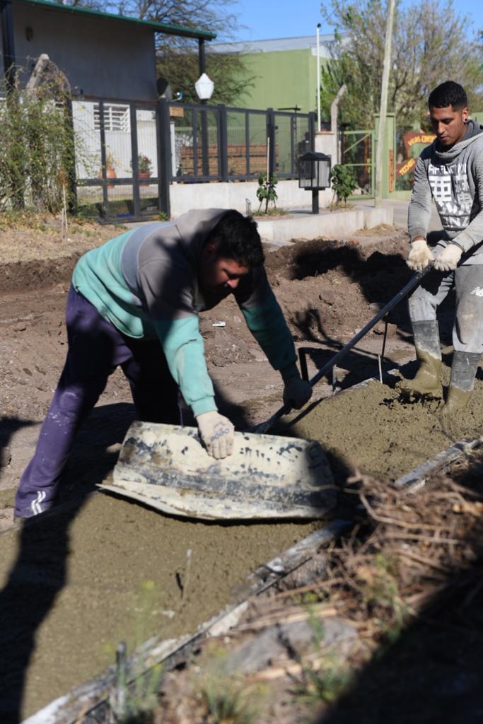 COMENZ LA CONSTRUCCIN DE CORDN CUNETA SOBRE CALLE MENDOZA EN BARRIO LAS FLORES