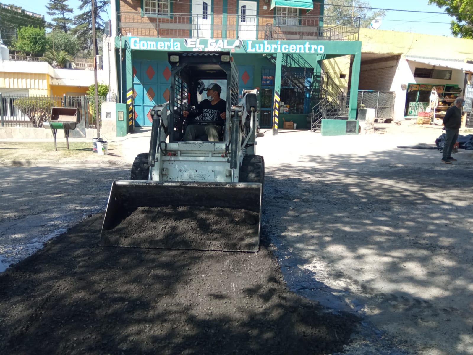 EN EL MARCO DEL PLAN INTEGRAL DE ARREGLO DE CALLES, HOY SE RETOMARON TAREAS DE BACHEO CON ASFALTO FRO