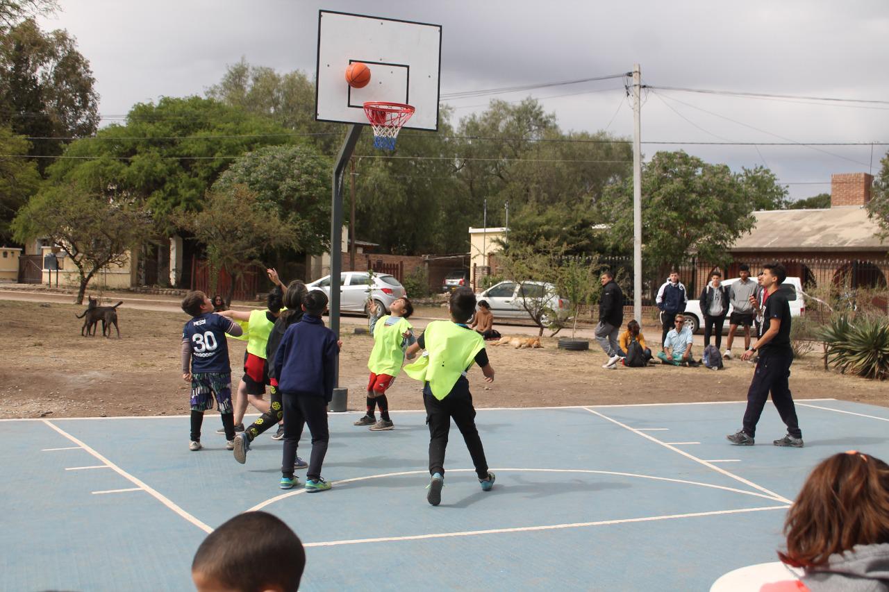 DEPORTES EN LOS BARRIOS:  SE REALIZ PRIMER TORNEO DE BSQUET 3 X 3 EN VILLA BALUMBA