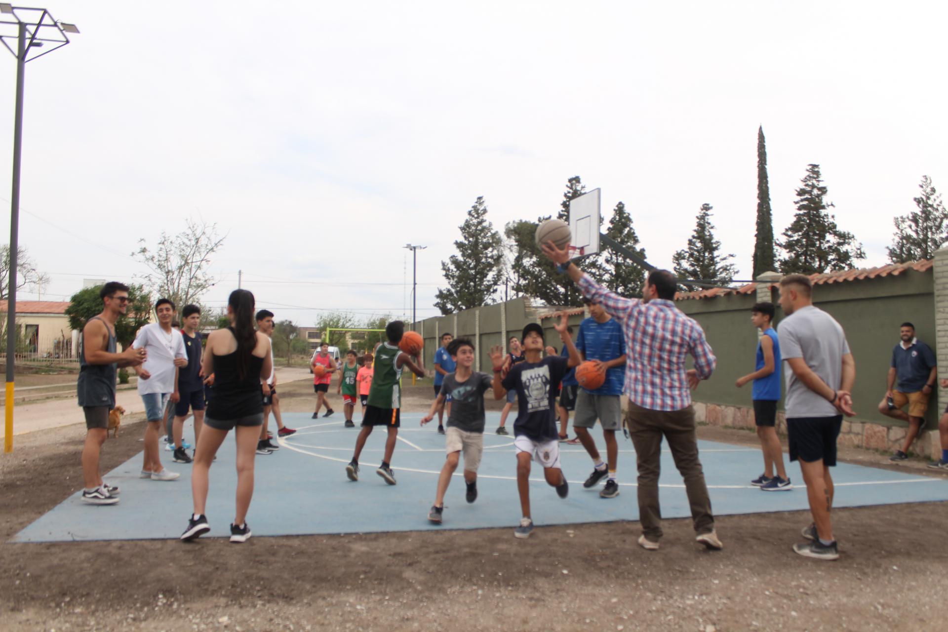 CON UN TORNEO DE BASQUET, EL MUNICIPIO INAUGUR EL PLAYN DEPORTIVO EN BARRIO ARGENTINO (IPV)