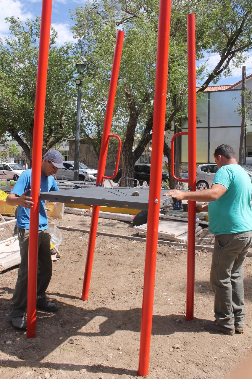 COMENZ LA INSTALACIN DE LOS NUEVOS JUEGOS EN LA PLAZA SAN MARTN