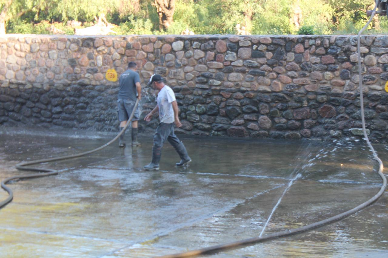 LIMPIEZA  DE LAS PILETAS DEL BALNEARIO MUNICIPAL