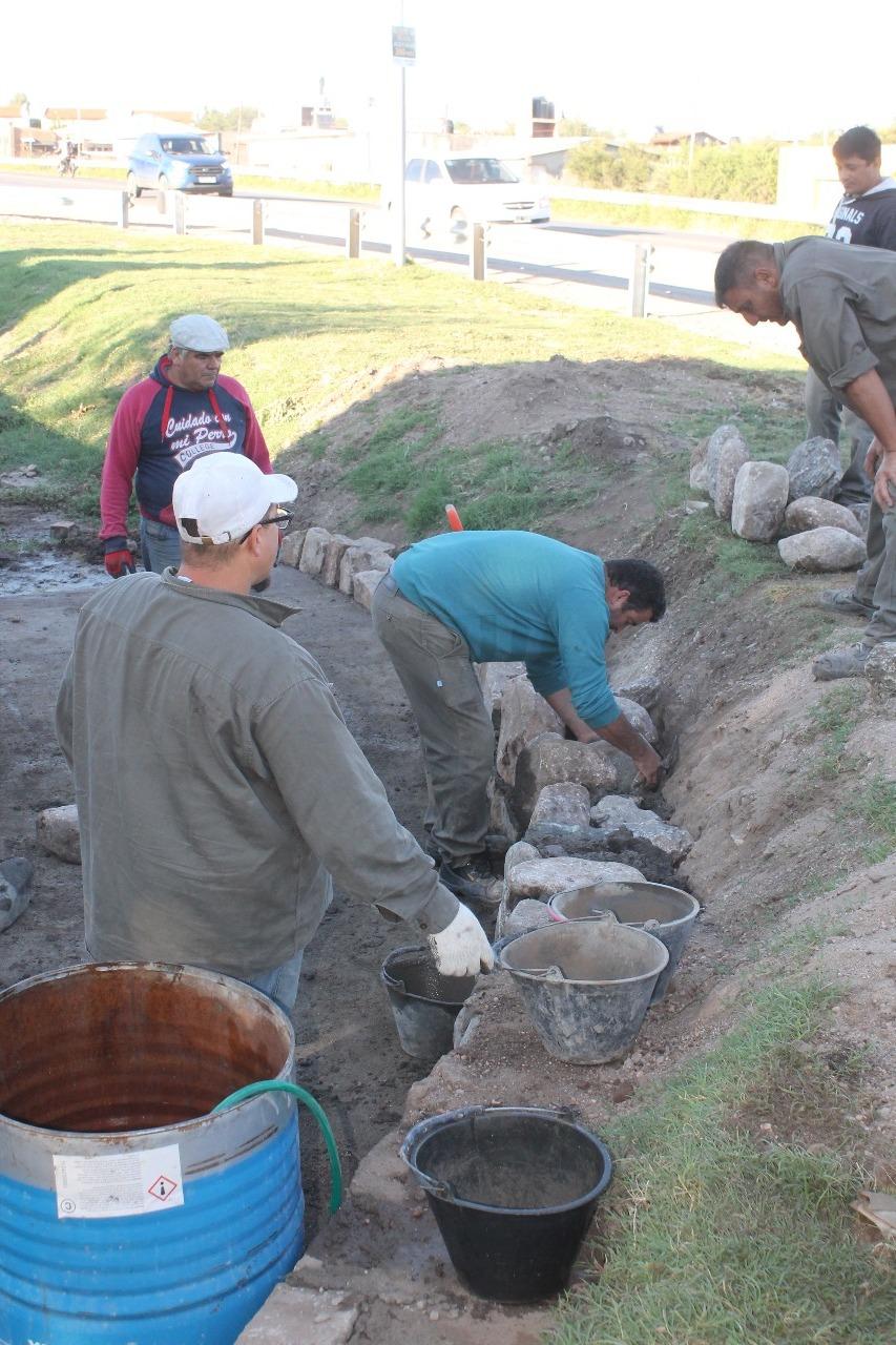 Trabajo de hormigonado en el canal de desage pluvial