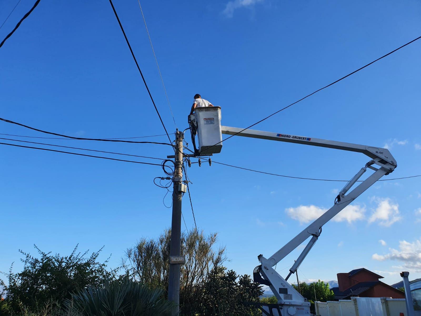 Mantenimiento de alumbrado pblico en barrio Las Gemelas. 