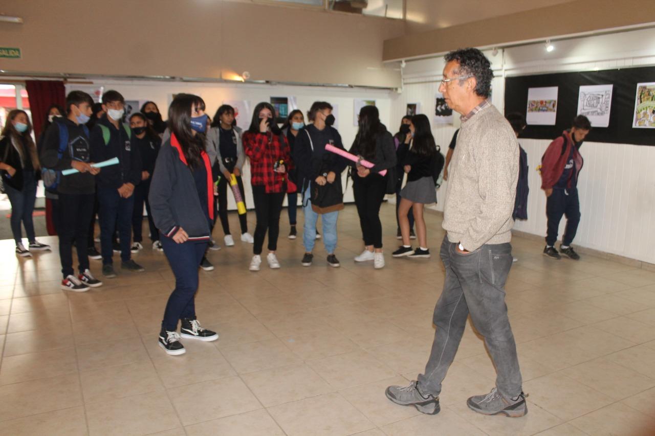 ESTUDIANTES DEL IPEM 279 VISITARON LA MUESTRA SOBRE LA MEMORIA EN LA SALA POETA LUGONES