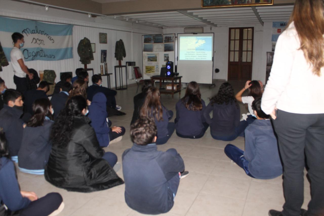 ESTUDIANTES DE ESCUELAS LOCALES VISITAN LA MUESTRA 40 ANIVERSARIO DE LA GUERRA DE MALVINAS