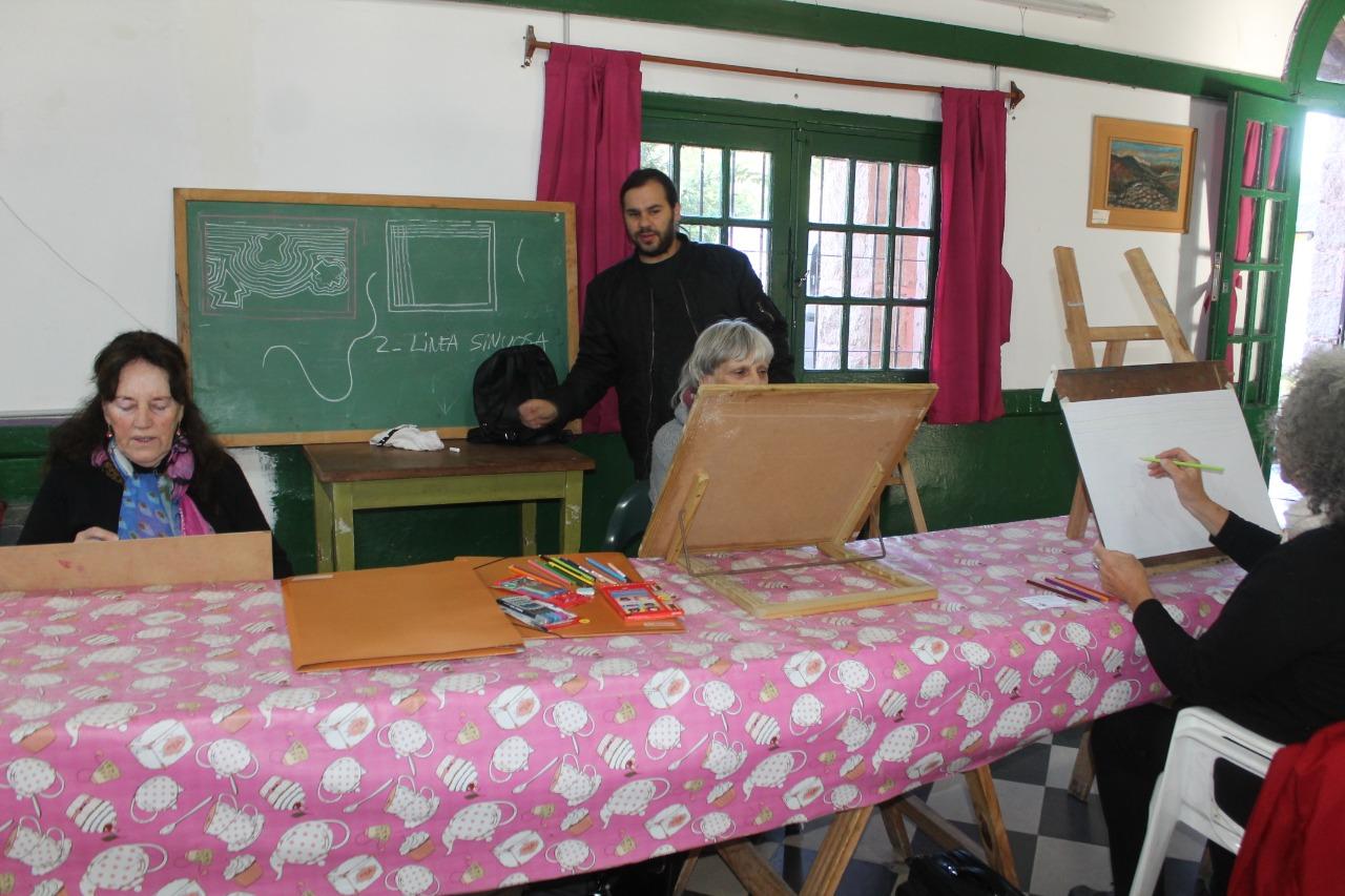 CONTINAN LAS CLASES DE DIBUJO Y PINTURA GRATUITAS EN EL CENTRO DE DA JUAN DOMINGO PERN