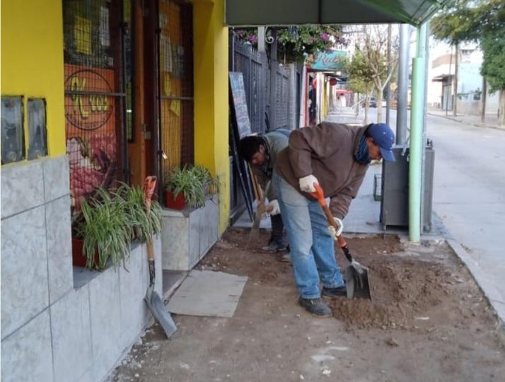 CONTINA EL ARREGLO DE LAS VEREDAS EN LA CALLE 25 DE MAYO