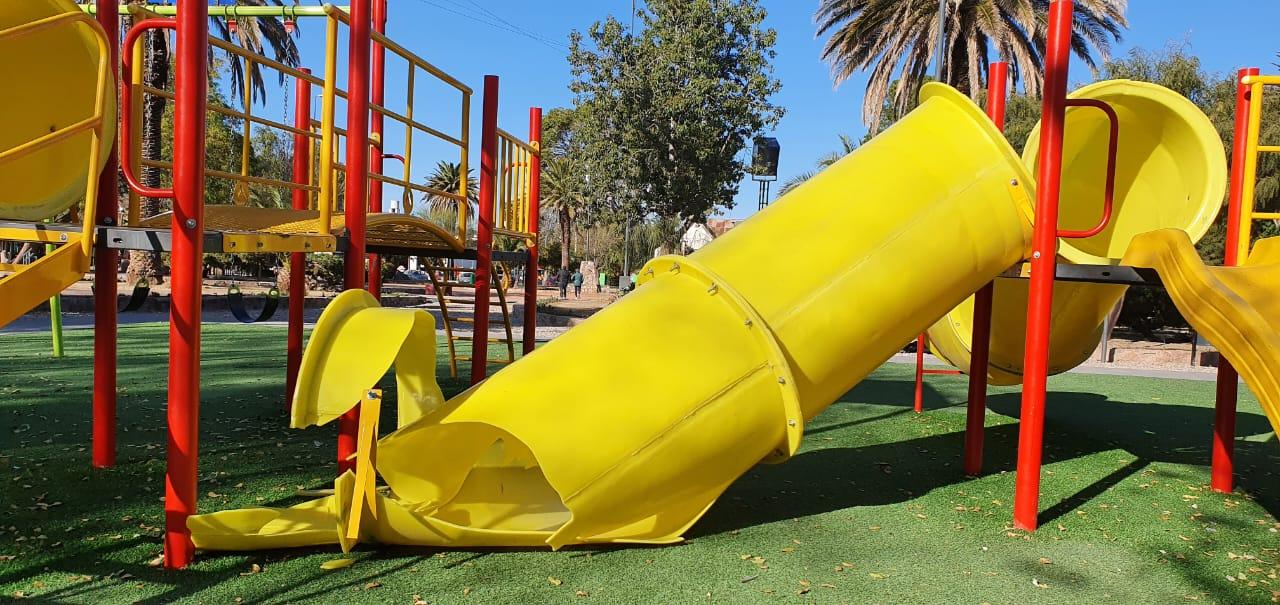 VANDALIZARON LOS JUEGOS DE LA PLAZA SAN MARTN