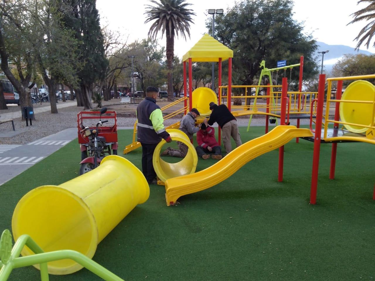 TRAS SER VANDALIZADOS, SE ENCUENTRAN EN REPARACIN LOS JUEGOS DE PLAZA SAN MARTIN