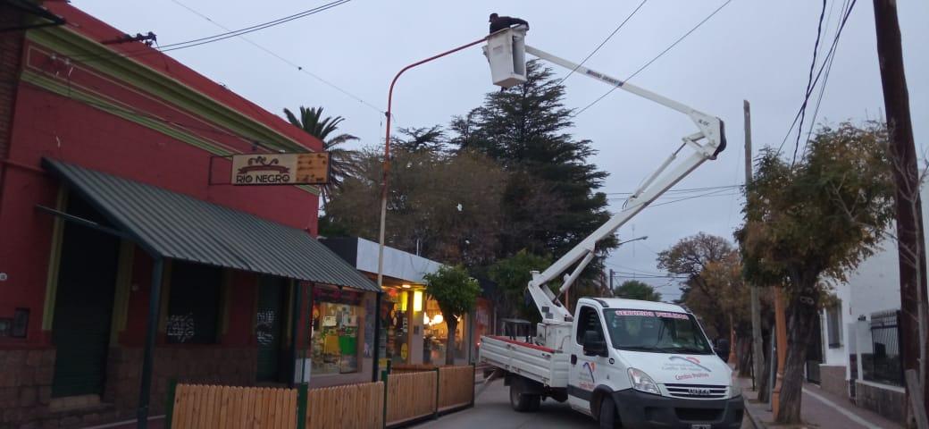 CONTINA LA RENOVACIN DE LUCES LED SOBRE CALLE DEN FUNES