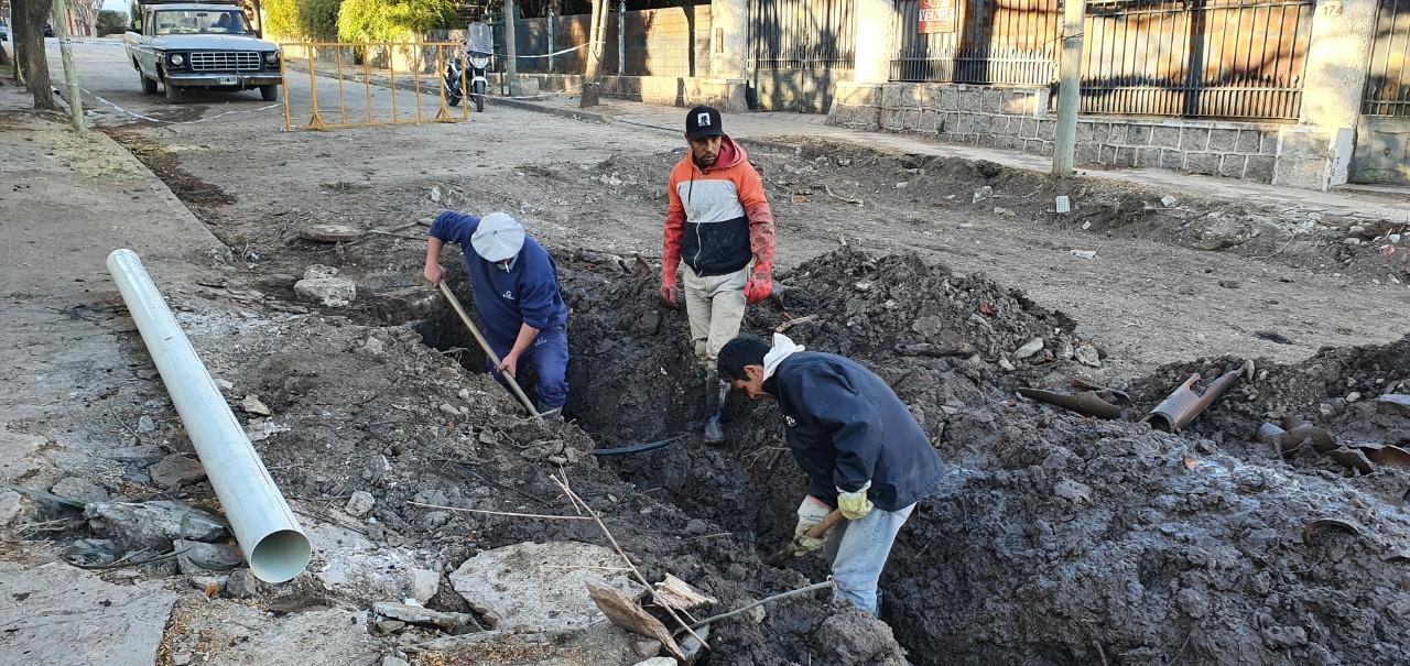 RENOVACIN DE CLOACAS Y CAERAS DE AGUA SOBRE ARISTBULO DEL VALLE