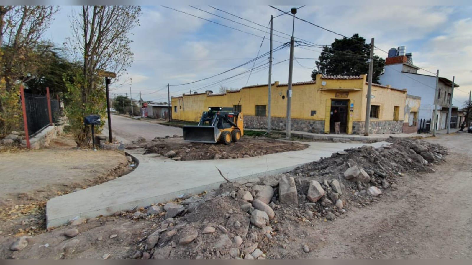 CONTINA EL TRABAJO EN LA SEGUNDA ETAPA DEL CORDN SERRANO EN BARRIO LAS FLORES