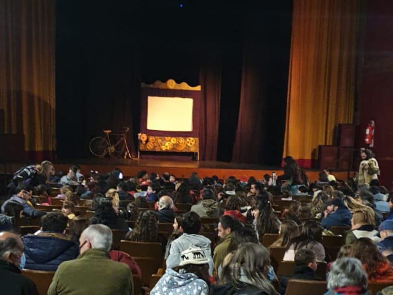 CON CINE, MSICA, TEATRO Y FERIA DEL TEJIDO ARTESANAL, CAPILLA DEL MONTE RECIBE AL TURISMO DE INVIERNO. 