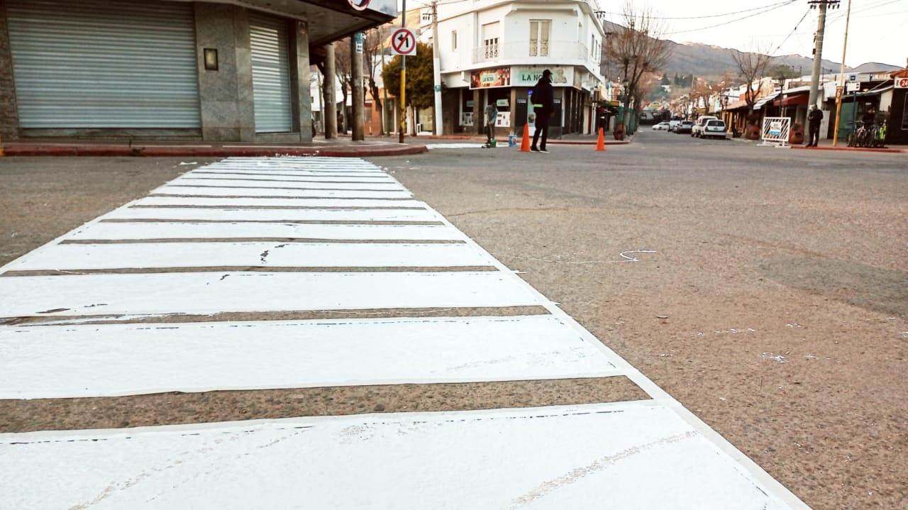 CONTINA LA PINTURA DE SEALTICAS VIALES EN BARRIOS Y  CASCO CNTRICO 