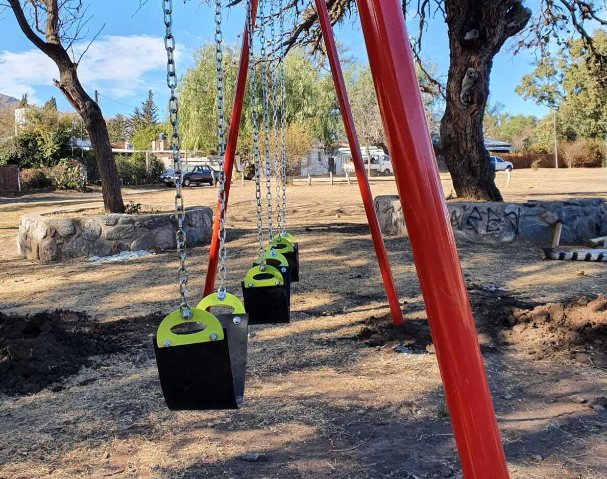 AVANZA LA COLOCACIN DE LOS NUEVOS JUEGOS EN LA PLAZA JUAN MANUEL DE ROSAS