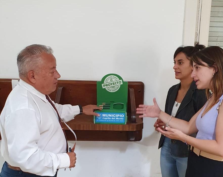 SE INSTALARON 12 CONTENEDORES PARA DESECHAR PILAS