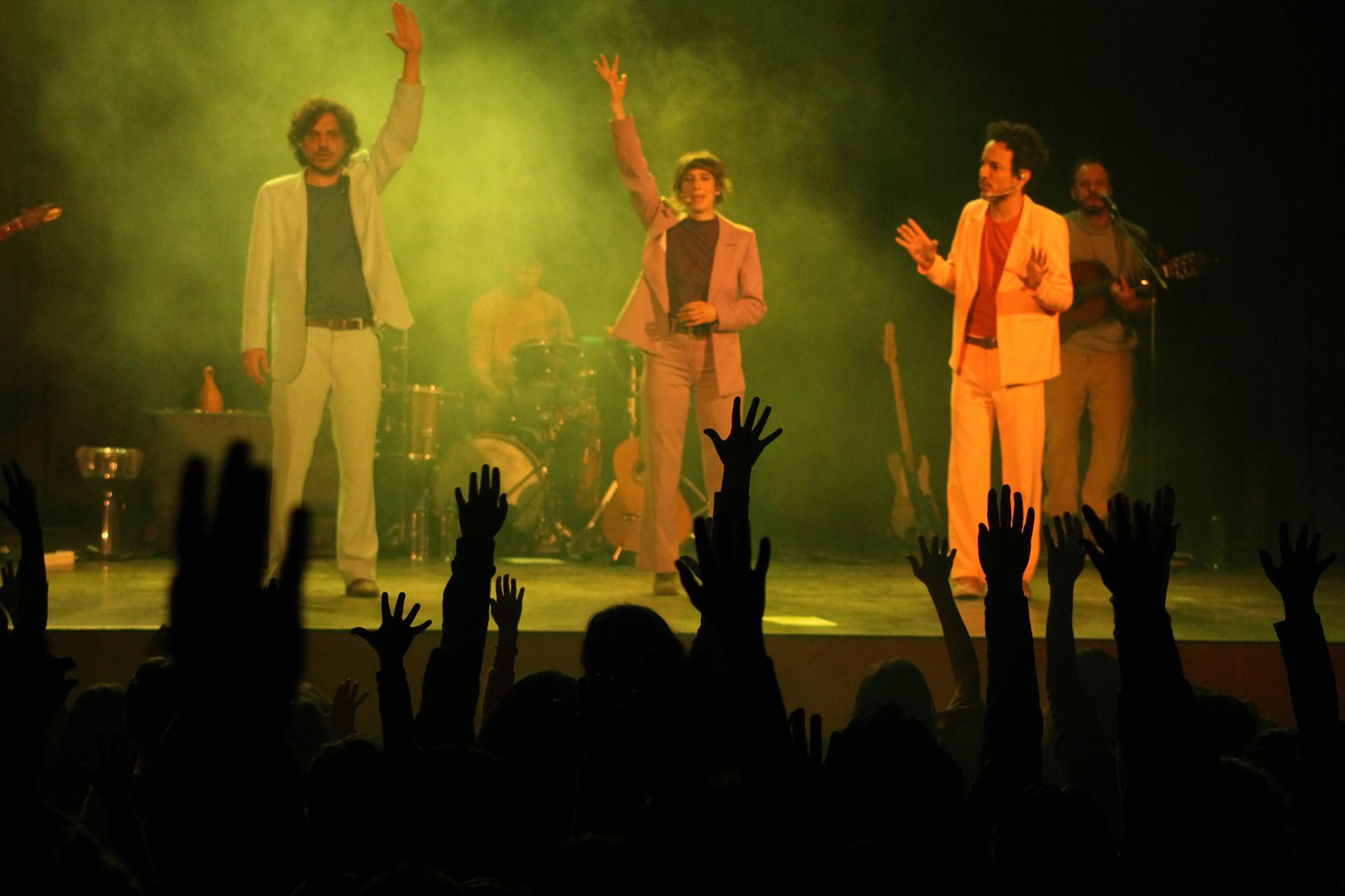 A sala llena, el grupo musical PIM PAU, se present  en el  Muio de Capilla.
