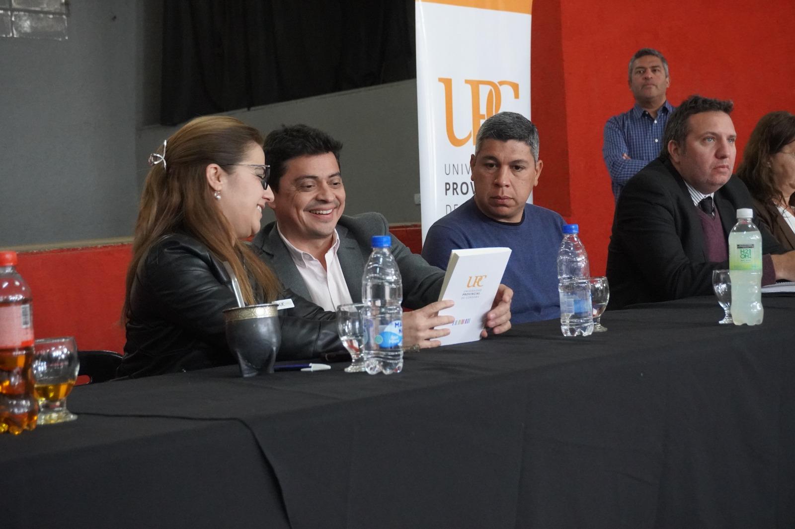 Se conform el Consejo Intersectorial de la UPC en Punilla y se firm un convenio con la Cmara de Turismo